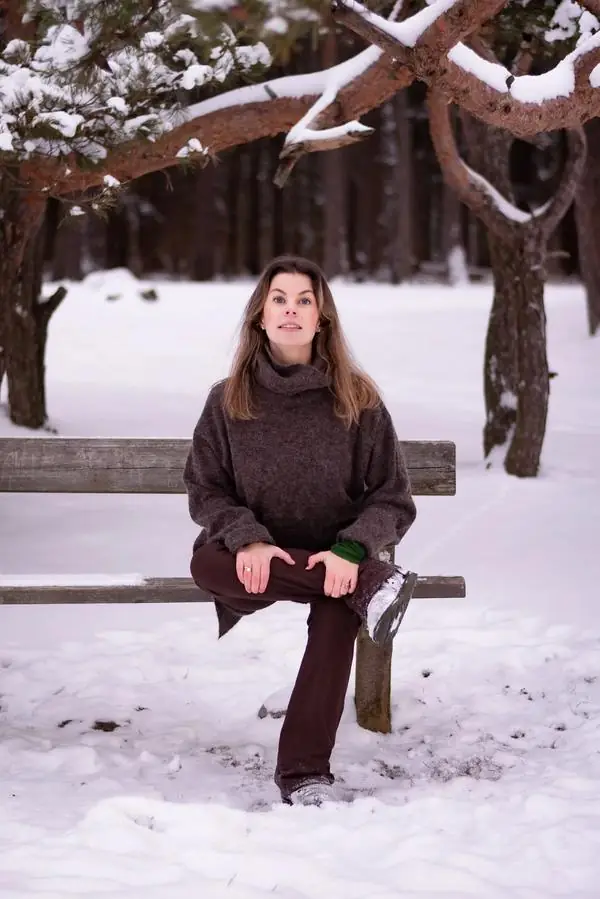 Sara Helene Joslin på en benk i snøen